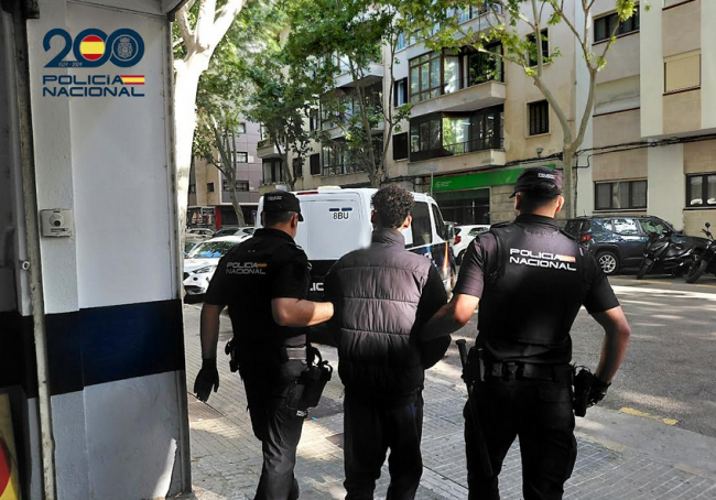 La Policía Nacional detiene a un varón por agredir a dos mujeres para robarle