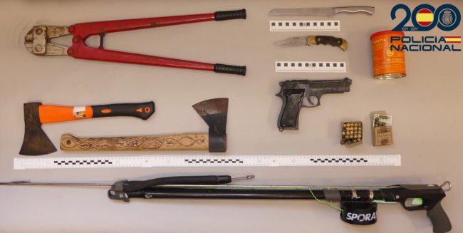 La Policía Nacional de Maó detiene a un varón por amenazar con un arma de fuego a vecinos