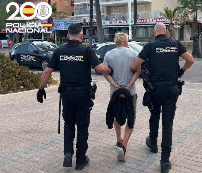 La Policía Nacional detiene a un hombre por robar un paquete de tabaco a varios turistas tras amenazarles con un cuchillo