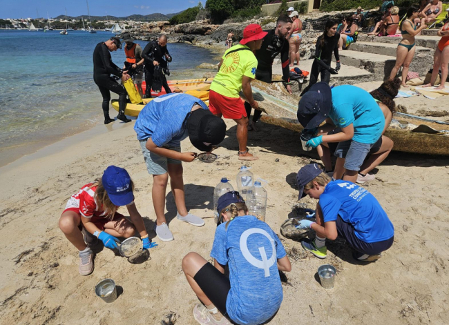 PortsIB colabora en una jornada de limpieza del litoral y del fondo marino en la bahía de Portocolom