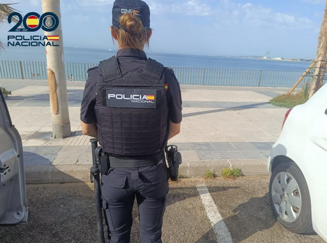 La Policía Nacional detiene a un hombre por entrar en una vivienda y amenazar con una navaja al morador