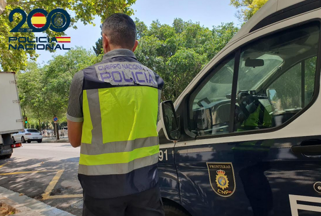 La Policía Nacional detiene a un varón por tener a varios empleados sin el correspondiente permiso de trabajo