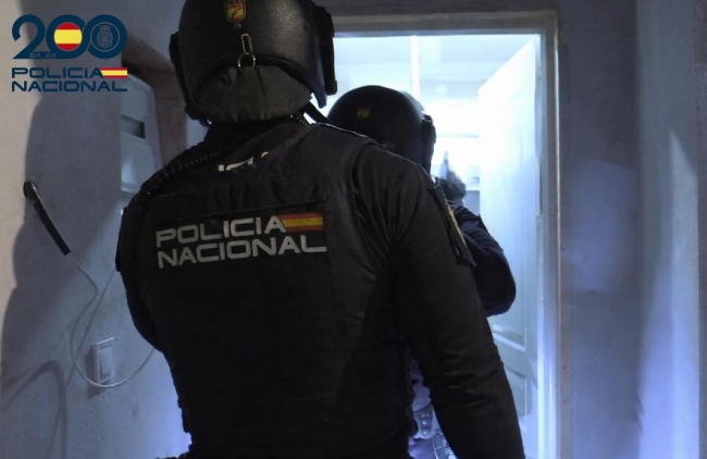 La Policía Nacional detiene a un varón por provocar lesiones con una botella rota a otro
