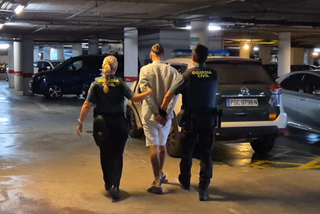 La Guardia Civil ha detenido a una persona por un delito de hurto al que le constaba una orden Europea de detención