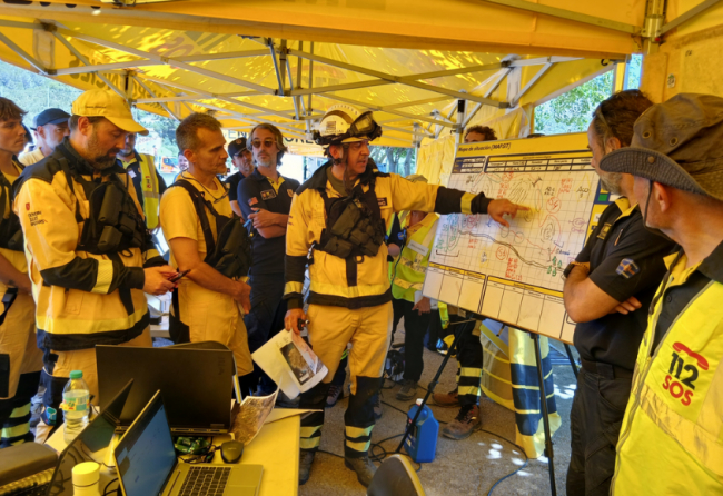 El Govern entrena con éxito la gestión y extinción de un gran incendio forestal con riesgo para la población