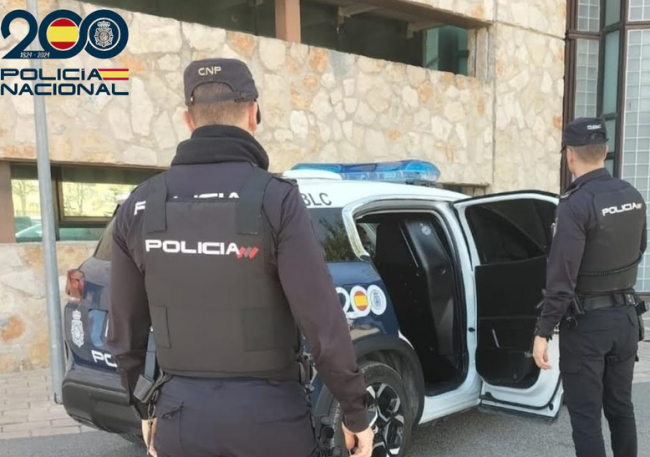 La Policía Nacional detiene a tres jóvenes y a dos menores por golpear a tres personas, robarles y retener a una de ellas contra su voluntad
