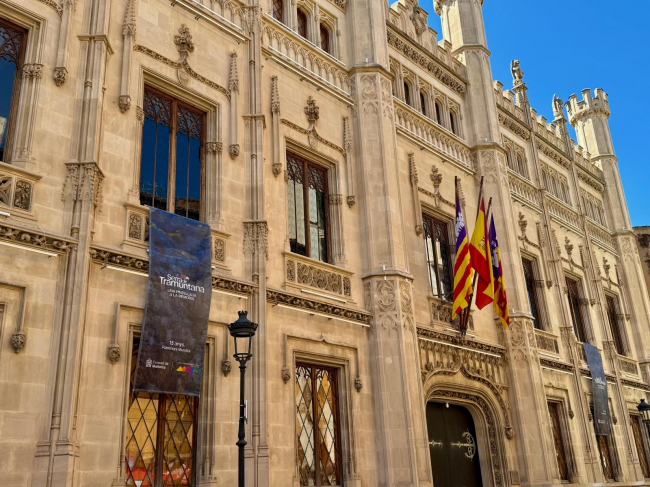 El Consell de Mallorca despliega las banderolas conmemorativas de los 15 años de la Serra de Tramuntana como Patrimonio Mundial