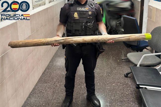 La Policía Nacional detiene a una mujer por amenazar a tres personas que la acogieron en su casa con un tutor de madera
