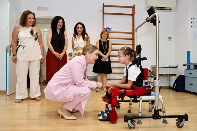 La presidenta Prohens asiste a las últimas sesiones del exoesqueleto pediátrico, un proyecto pionero de las consellerias de Familias y Salud