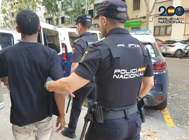 La Policía Nacional detiene a un hombre por apuñalar a otro en un autobús