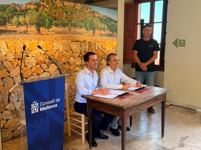 La Conselleria d’Educació i Universitats y el Consell de Mallorca impulsan la formación en pedra en sec en la finca de Raixa