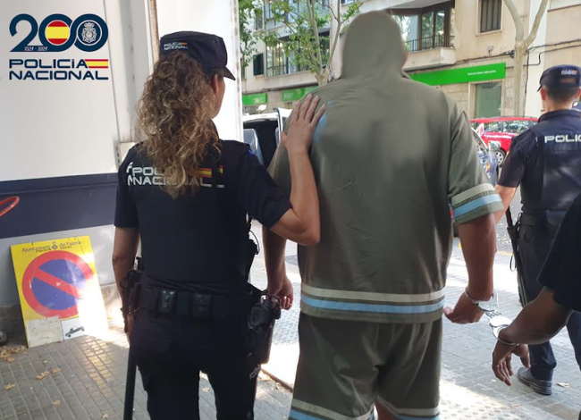 La Policía Nacional detiene a un hombre por cortar con un cuchillo a uno de sus empleados