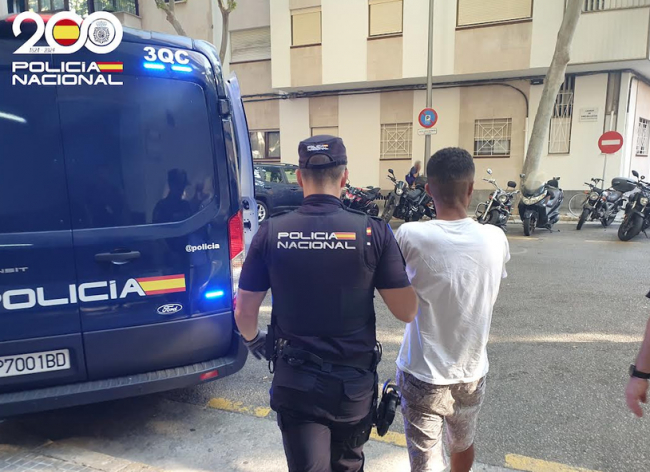 La Policía Nacional detiene a un hombre por apuñalar a otro