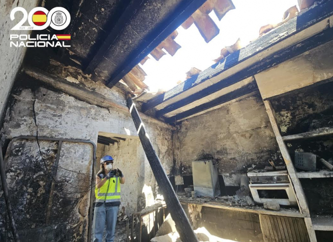 La Policía Nacional detiene a un hombre por amenazar a su hijo con un hacha y a este último por incendiar un edificio