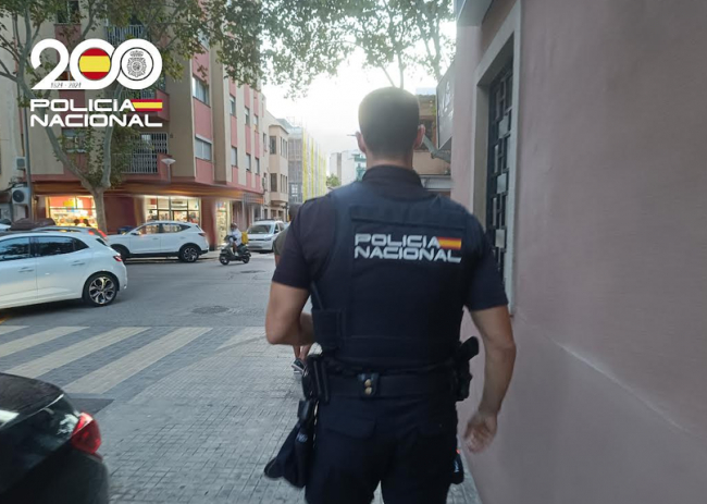 La Policía Nacional detiene a un varón por amenazar a una mujer con un cuchillo en su domicilio de Palma