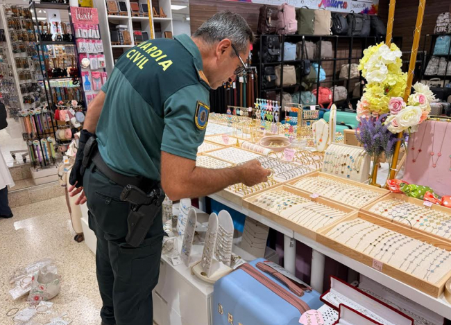 La Guardia Civil interviene más de 5.417 piezas de joyería falsificadas en Calas de Mallorca