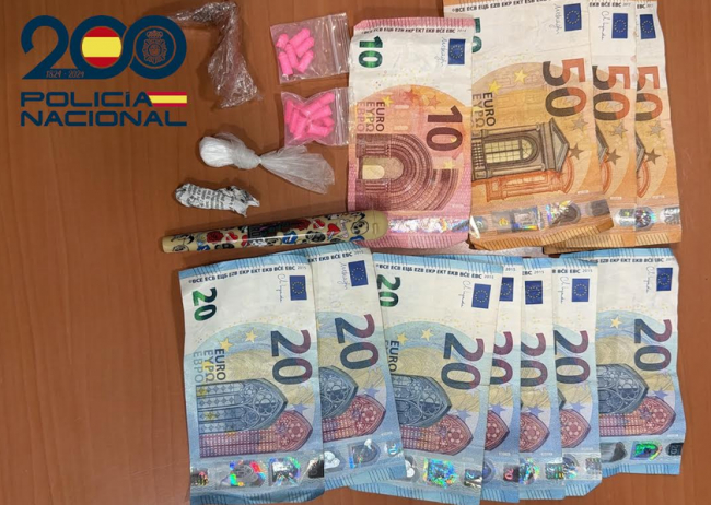 La Policía Nacional detiene a dos jóvenes por tráfico de drogas en una zona de ocio nocturno en Mahón