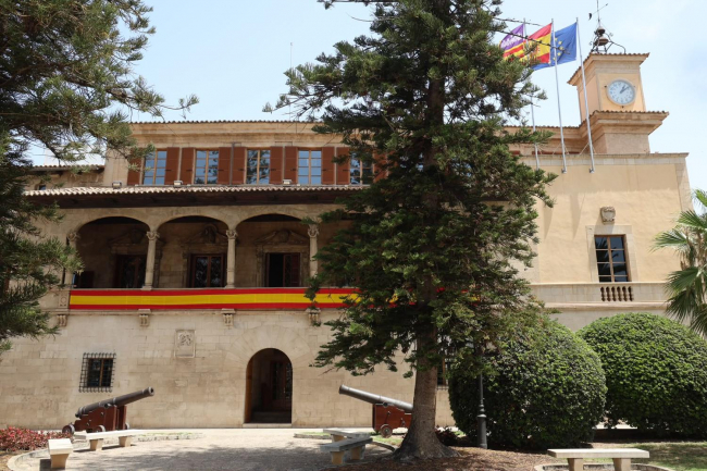 El Consolat de Mar cuelga una bandera de España en apoyo a la Selección de cara a la final del Mundial del domingo