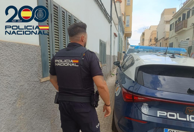 La Policía Nacional detiene a un hombre y a una mujer por agredir a una trabajadora para sustraer ropa