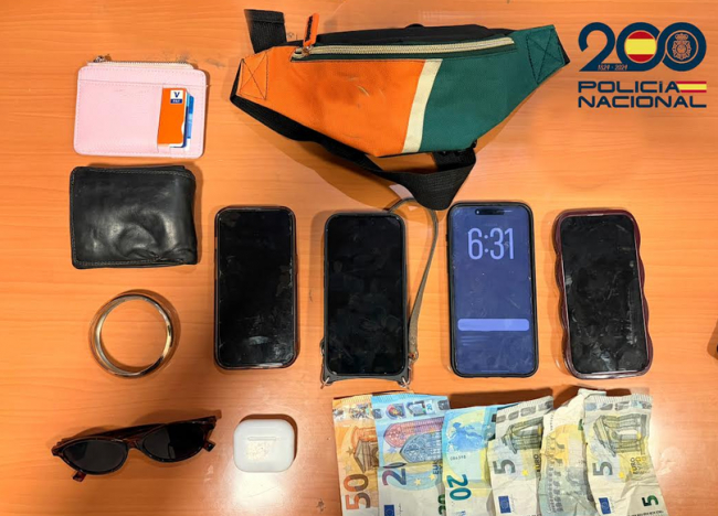 La Policía Nacional detiene a un hombre por sustraer diversos efectos a turistas