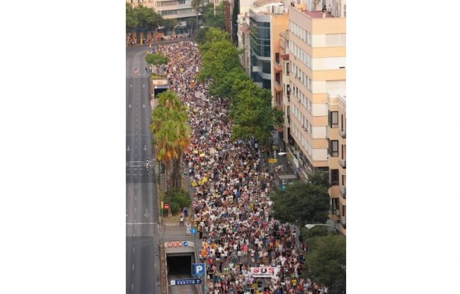 Menys Turisme, Més Vida denuncia la violencia desmedida de la Policía Nacional contra los manifestantes ayer, en el Parc de la Mar y exige responsabilidades