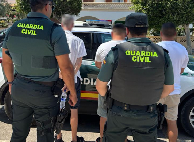 La Guardia Civil detiene in fraganti a tres personas robando en un supermercado de Playa de Muro