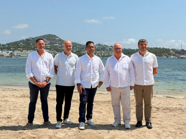 El Govern y el Ayuntamiento de Eivissa presentan el proyecto del campo de boyas ecológicas de Talamanca