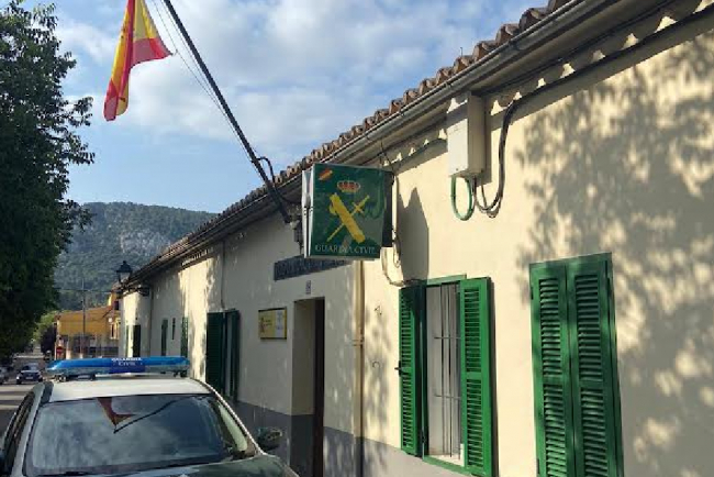 La Guardia Civil de Esporles ha detenido a una persona por los delitos de robo con fuerza y estafa