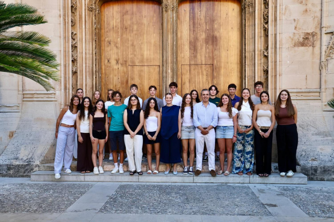 La presidenta del Govern, Marga Prohens, recibe a los alumnos que cursarán el primer trimestre del curso escolar 2026-2027 en Canadá