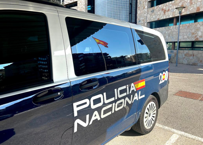 La Policía Nacional detiene a un hombre por malos tratos que se ocultaba en el interior de un canapé en la habitación de la víctima 
