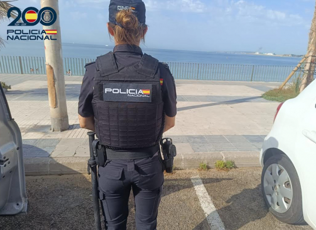 La Policía Nacional detiene a dos hombres por un delito de hurto en la playa