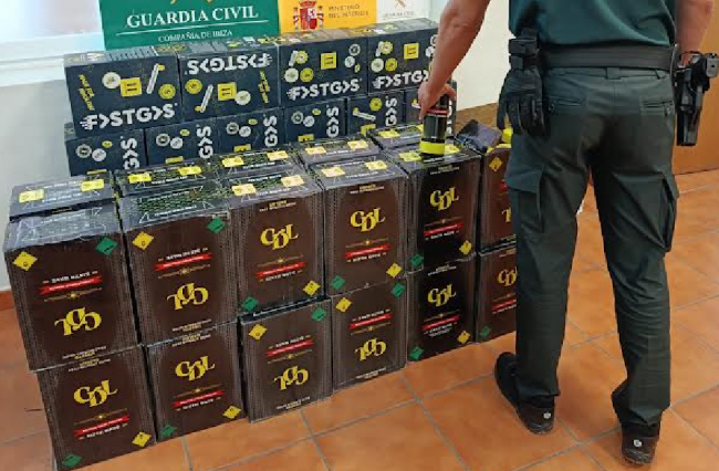 La Guardia Civil ha detenido a un hombre por un delito de tráfico de drogas, tras darse a la fuga en un control y provocar un accidente