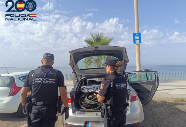 Detenidos dos hombres por agredir a unos turistas para sustraerles sus pertenencias en la playa de Can Pere Antoni 