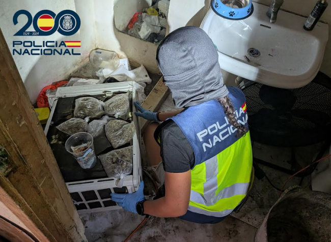 La Policía Nacional detiene a tres personas por vender droga en un punto de venta 