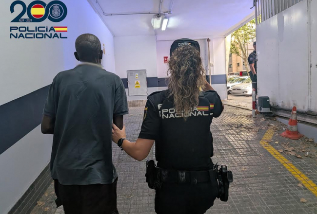 La Policía Nacional detiene a un hombre por amenazar con un arma blanca al trabajador de un bar