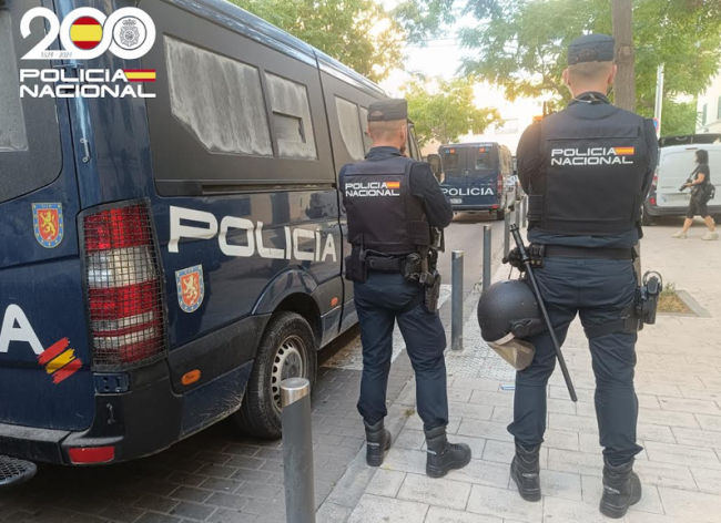 Dos policías nacionales fuera de servicio detienen a dos hombres por un delito de hurto en la playa