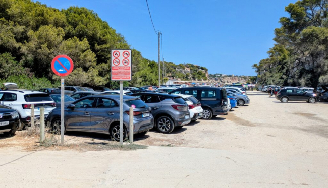 El GOB exige a Costas y al Ayuntamiento de Santanyí que hagan efectiva la clausura del aparcamiento ilegal de Cala Llombards