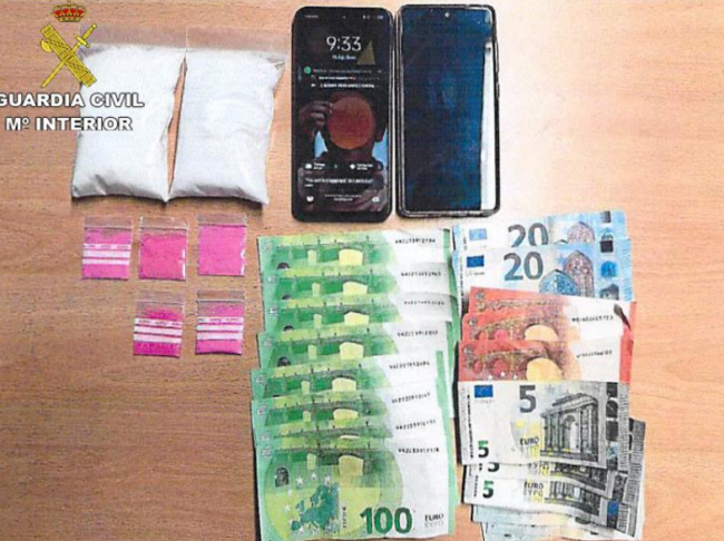 La Guardia Civil ha detenido a un hombre por un delito de tráfico de drogas con casi 1000 euros en efectivo