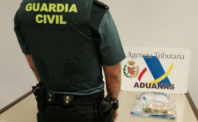 La Guardia Civil y la Agencia Tributaria intervienen cerca de 63.000 euros ocultos en el equipaje de dos pasajeros