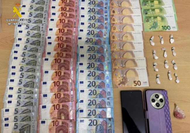 La Guardia Civil  ha desarticulado un punto de venta de drogas en un establecimiento de Portocolom
