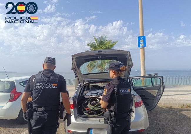 La Policía Nacional detiene a dos hombres en un día por sustraer objetos a bañistas en la playa de Can Pere Antoni en Palma