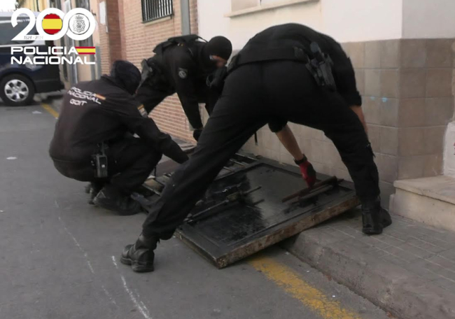 La Policía Nacional desmantela dos puntos de venta que servían droga las 24 horas del día