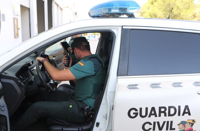 La Guardia Civil ha detenido a dos personas por delitos continuados de robo con violencia, hurto y estafa bancaria