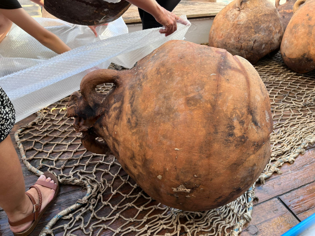 El MAEF acoge más de una veintena de ánforas romanas recuperadas por un barco oceanográfico en un lance en el sur de Formentera