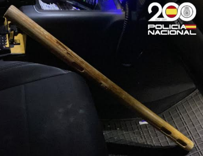 La Policía Nacional detiene a un joven por esgrimir un palo amenazando a los viandantes y golpear un automóvil