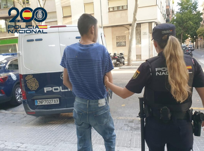 La Policía Nacional detiene a un extrabajador por robar en balnearios forzando los accesos