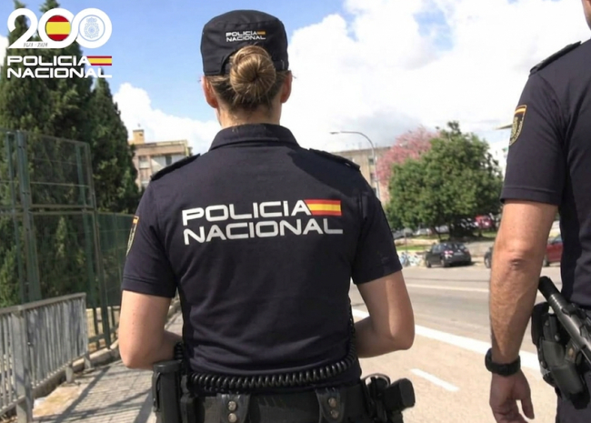 La Policía Nacional detiene a un varón por dejar solo a un niño en el domicilio familiar 