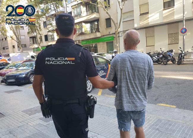 La Policía Nacional detiene a un varón por entrar en un domicilio y sustraer un reloj de alta gama