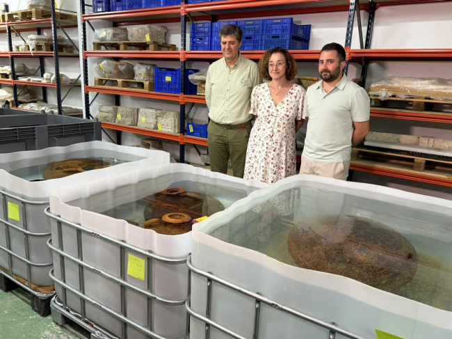 El conseller Bauzà y el director general de Cultura visitan el conjunto de ánforas romanas halladas al sur de Formentera y depositadas en el MAEF