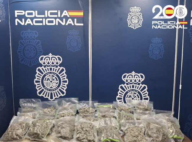 La Policía Nacional detiene a una mujer que portaba cinco kilos de marihuana